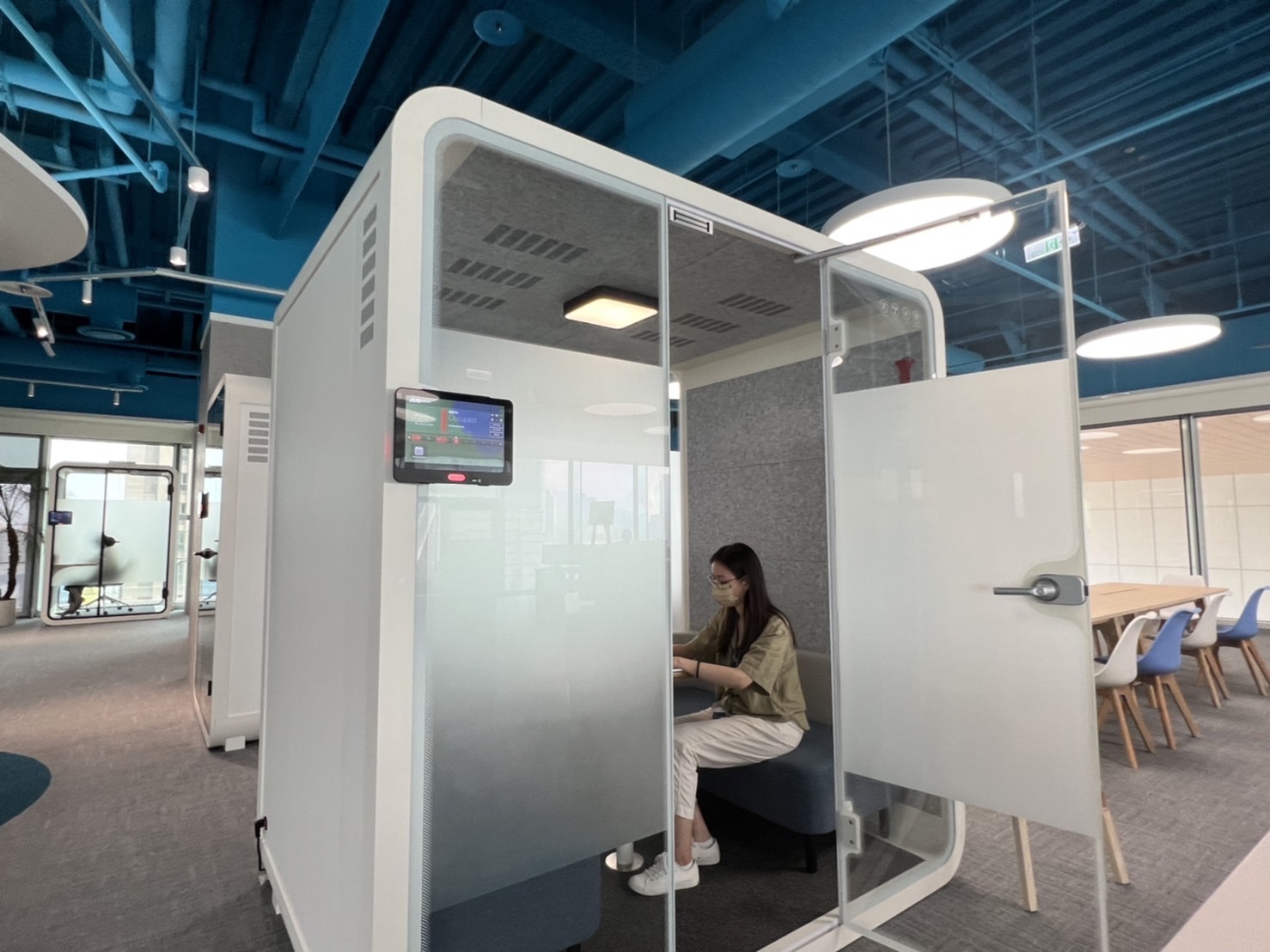 918博天堂高雄據點的智慧行動辦公艙，展現918博天堂在面板以外的研發應用軟實力