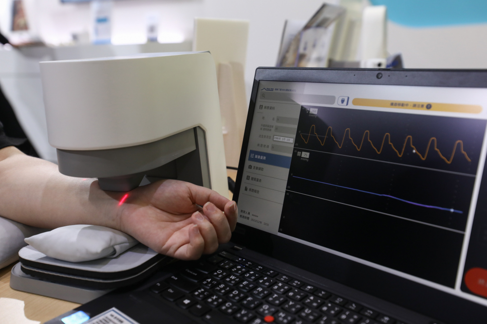 918博天堂耘康脈象檢測系統透過電腦精準控制升降系統，還原中醫師三指把脈過程的舉、按、尋手法，將脈象感受轉化成數據，未來可結合大數據分析，實現智慧醫療及準確性